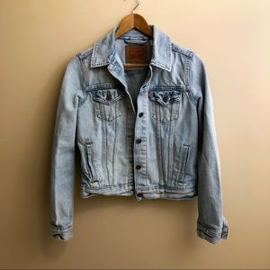 SOLD Levi’s Light Wash Denim Jacket